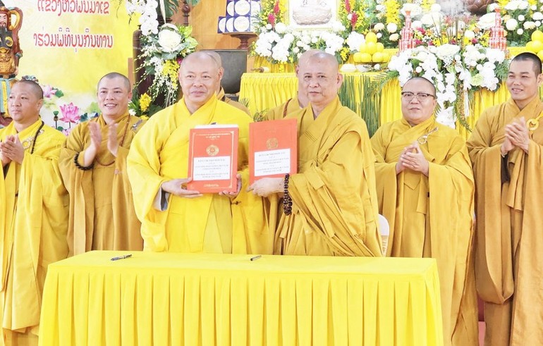 Đại diện Ban Trị sự Phật giáo tỉnh Quảng Nam và Ban Trị sự Phật giáo tỉnh Thanh Hóa ký kết bản ghi nhớ hợp tác