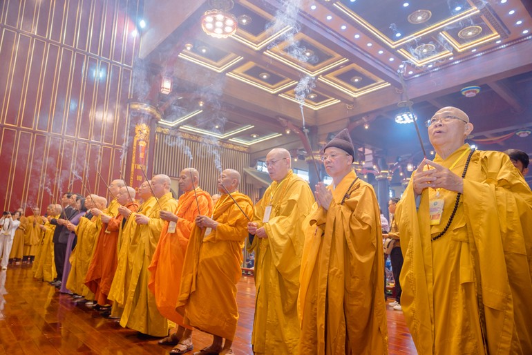 Chư tôn đức GHPGVN, lãnh đạo tỉnh Quảng Ninh dâng hương tưởng niệm Đức Phật hoàng