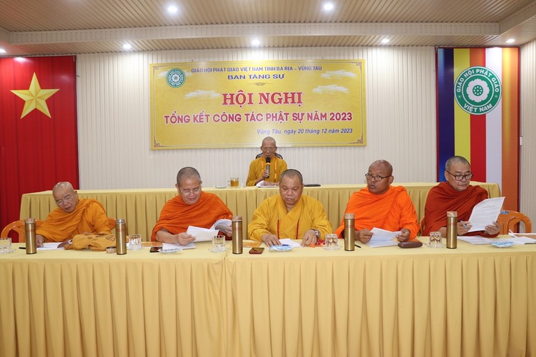 Chư tôn đức chủ tọa hội nghị tổng kết hoạt động Phật sự năm 2023 của Ban Tăng sự GHPGVN tỉnh