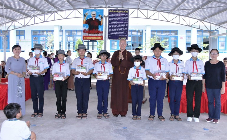 Hòa thượng Thích Chơn Không đại diện Ban Hướng dẫn Phật tử TP.HCM và chùa Thiên Tôn trao quà, học bổng cho học sinh
