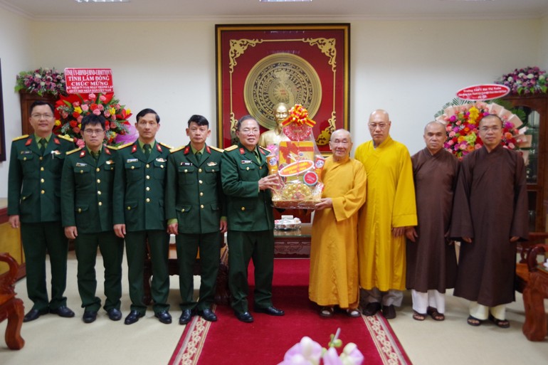  Hòa thượng Thích Thanh Tân tặng quà chúc mừng nhân 79 năm ngày thành lập Quân đội Nhân dân Việt Nam