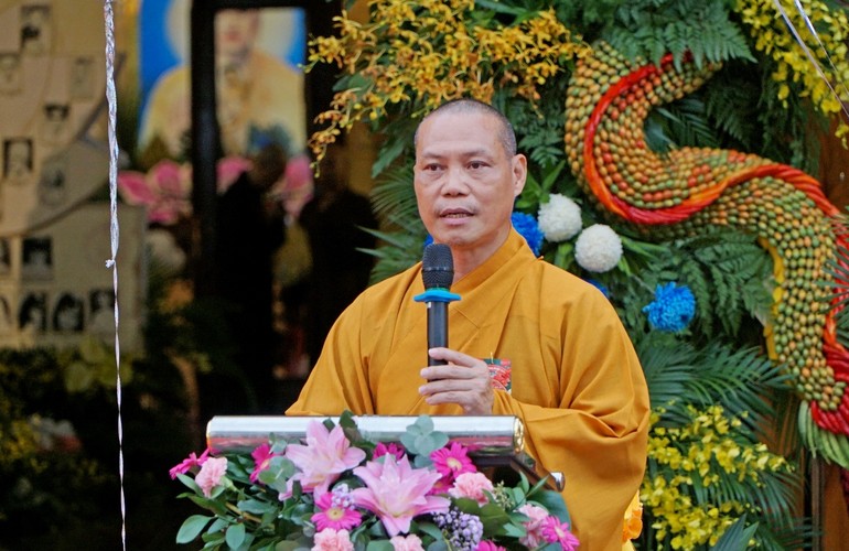 Thượng tọa Thích Trí Chơn, Trưởng ban Văn hóa GHPGVN TP.HCM, dẫn chương trình triển lãm Phật đản 2023 - Ảnh: H.D