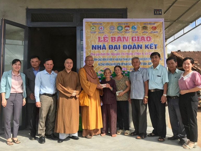 Đắk Lắk: Phân ban Phật tử dân tộc T.Ư bàn giao nhà Đại đoàn kết tại H.Cư M’gar