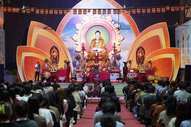 Gần 300 Phật tử về chùa Bằng đón mừng năm mới 2024