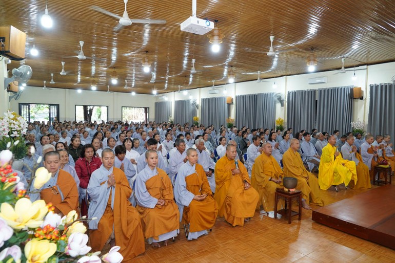 Gần 500 Phật tử tham gia khóa tu vào ngày cuối năm 2023
