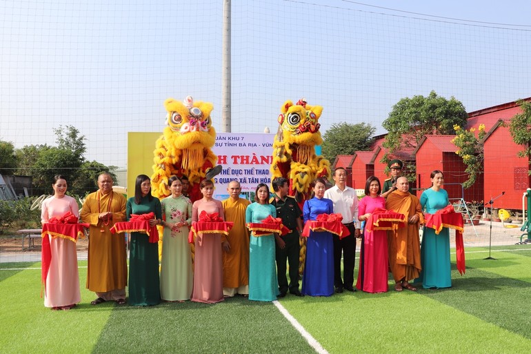 Cắt băng khánh thành bàn giao công trình thể dục, thể thao cho Trung tâm Nhân đạo Hồng Quang