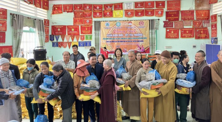 Trao quà Tết sớm đến 200 gia đình đồng bào dân tộc xã Chà Vàl (H.Nam Giang)