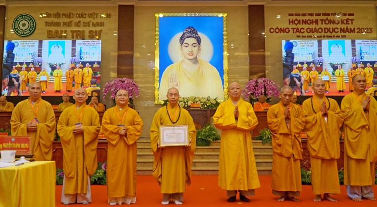 Hòa thượng Thích Lệ Trang trao Bằng tuyên dương công đức đến tập thể Ban Giáo dục Phật giáo TP.HCM