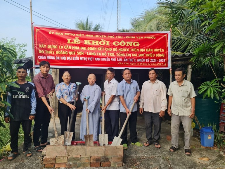 Sư cô Thích nữ Diệu Minh cùng địa phương khởi công xây dựng 12 căn nhà tình thương cho bà con kịp đón Tết