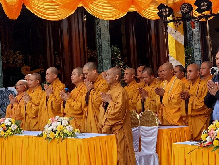 Chư tôn đức tại lễ an vị tôn tượng Phật chùa Đọ