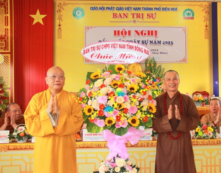 Đại diện Ban Trị sự GHPGVN tỉnh tặng hoa chúc mừng đến Ban Trị sự GHPGVN TP.Biên Hòa