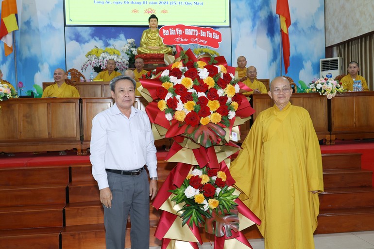 Lãnh đạo Ban Dân vận Tỉnh ủy đại diện tặng hoa chúc mừng đến Hòa thượng Thích Minh Thiện