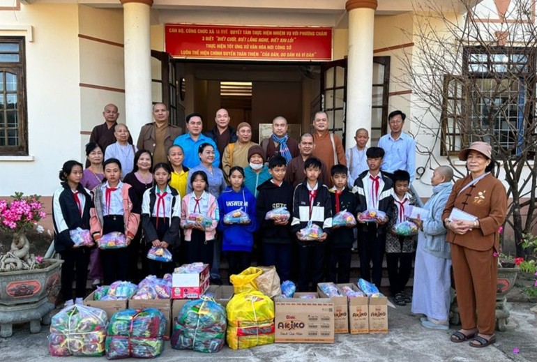 Đoàn từ thiện tặng bà con quê hương Đồng Khởi định cư tại vùng kinh tế mới tại tỉnh Đắk Lắk