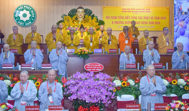 Chư tôn giáo phẩm Tăng Ni tham dự hội nghị 