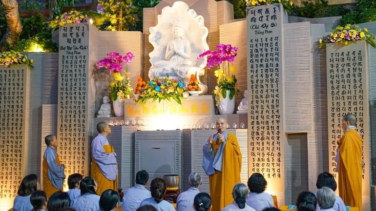 An vị tôn tượng Bồ-tát Quán Thế Âm tại chùa Hải Vân