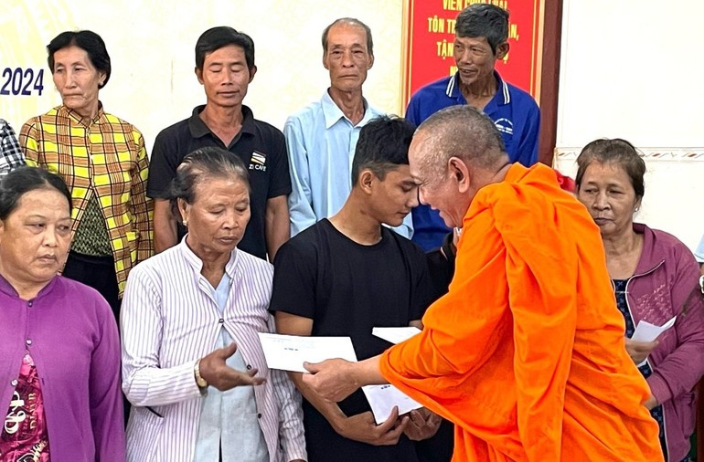Hòa thượng Danh Lung trao quà Tết tại H.An Biên