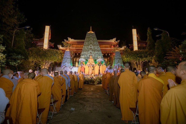 Cử hành Lễ kỷ niệm ngày Đức Phật thành đạo tại chùa Long Sơn