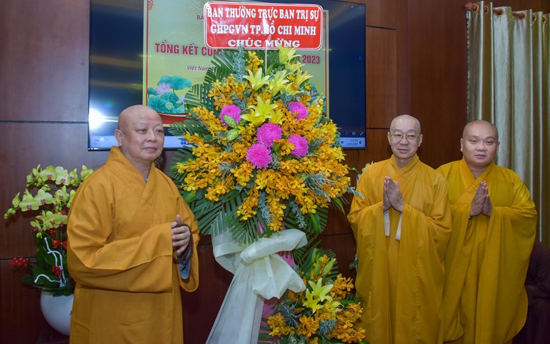Hòa thượng Thích Lệ Trang tặng hoa chúc mừng đến Ban Kiểm soát và Ban Pháp chế