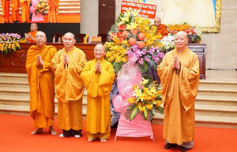 Hòa thượng Thích Lệ Trang tặng lẵng hoa chúc mừng của Ban Thường trực Ban Trị sự GHPGVN TP.HCM