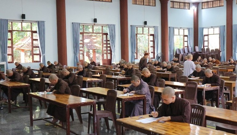 Tăng sinh Trường Trung cấp Phật học Bình Định làm bài thi