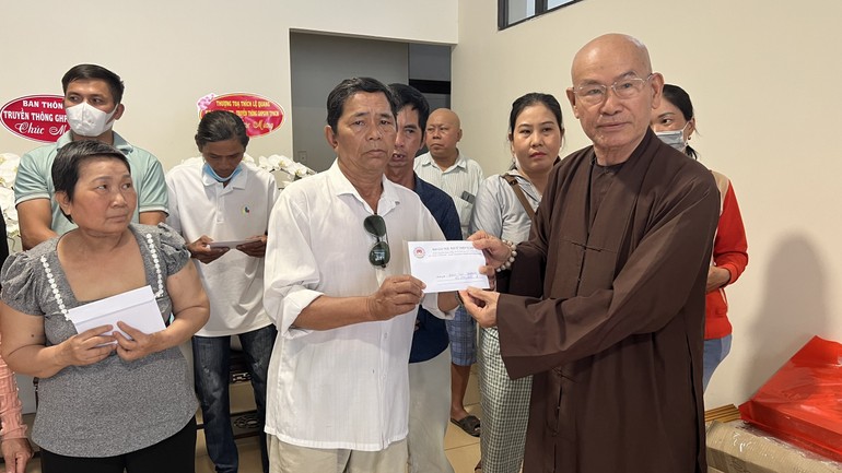 Hòa thượng Thích Tâm Viên, Trưởng ban Từ thiện xã hội báo Giác Ngộ trao tiền của bạn đọc gởi ủng hộ bệnh nhân