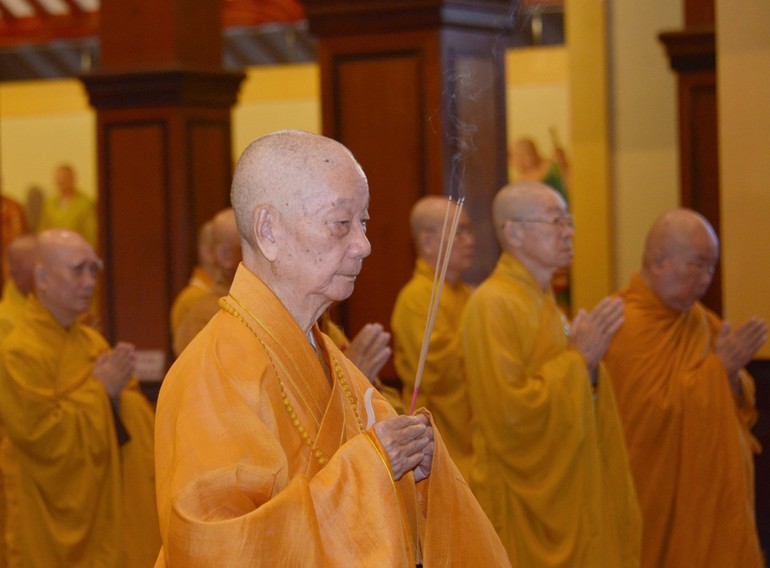 Đại lão Hòa thượng Pháp chủ GHPGVN niêm hương Tam bảo tại chánh điện Việt Nam Quốc Tự