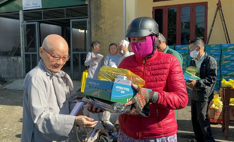 Ni trưởng Thích nữ Như Lợi trao quà đến hộ nghèo tại tỉnh Quảng Trị