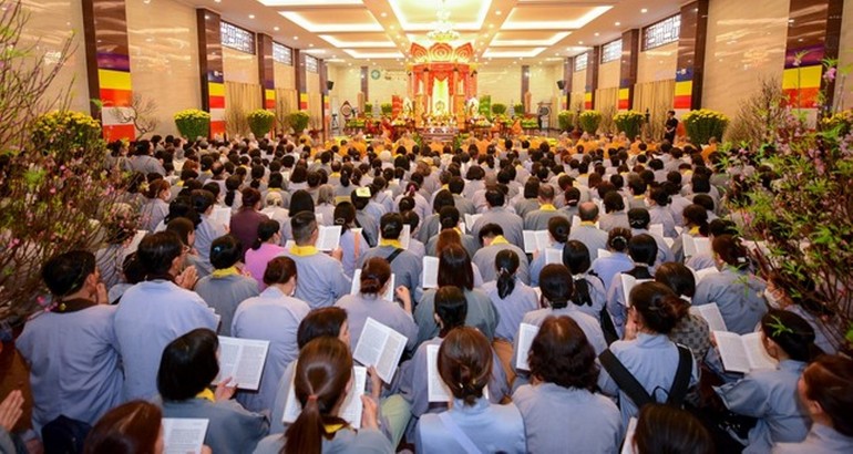Phật tử tham gia Pháp hội Dược Sư đầu xuân tại Việt Nam Quốc Tự 