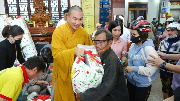 Đại đức Thích Minh Phú trao quà Tết đến hộ nghèo trên địa bàn Q.4