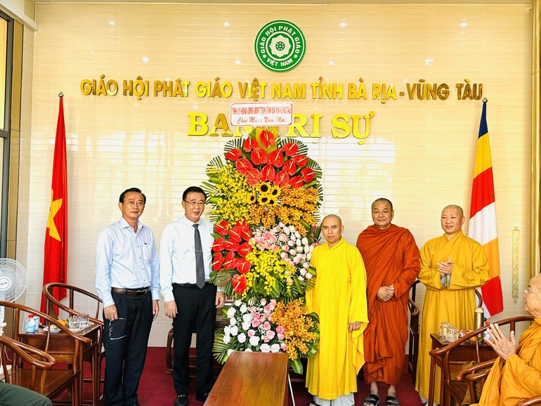 Ông Huỳnh Văn Danh tặng lẵng hoa của Tỉnh ủy, HĐND, UBND, UBMTTQVN tỉnh đến chư tôn đức Ban Trị sự 