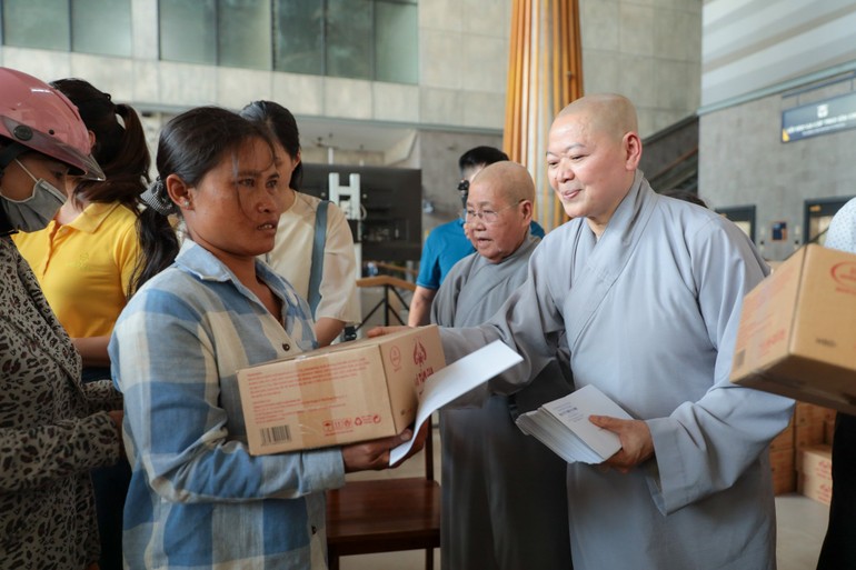 Ban Từ thiện xã hội Phật giáo TP.HCM trao quà đến người nghèo tỉnh Tây Ninh