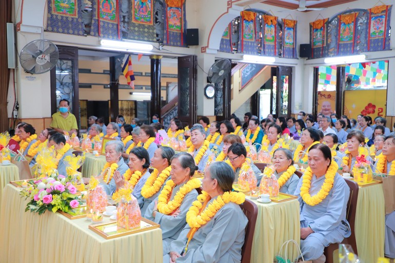 Phật tử đạo tràng Quan Âm tu viện trong ngày mừng thọ - Tết Giáp Thìn