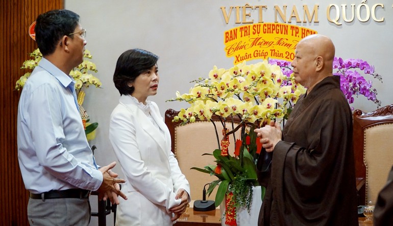 Hòa thượng Thích Lệ Trang và bà Nguyễn Lê Hà trao đổi thân mật nhân buổi thăm, chúc Tết tại Việt Nam Quốc Tự