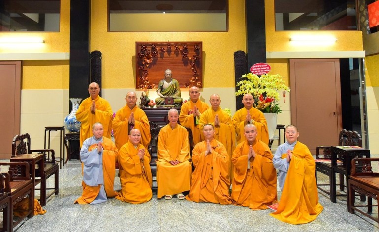  Chư tôn đức Ban Giáo dục Phật giáo TP.HCM chụp ảnh lưu niệm cùng Đức Pháp chủ GHPGVN tại chùa Huê Nghiêm - Ảnh: C.Minh