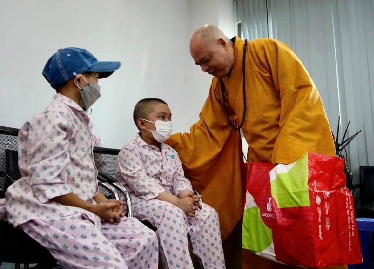 Thượng tọa Thích Thanh Phong động viên và trao quà đến bệnh nhi ung bướu vào sáng 23 tháng Chạp