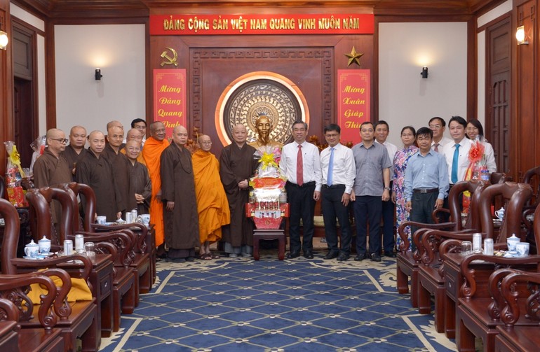 Hòa thượng Thích Lệ Trang cùng chư tôn đức Ban Thường trực Ban Trị sự TP.HCM chúc Tết đến lãnh đạo Thành ủy TP.HCM và các cơ quan thành phố