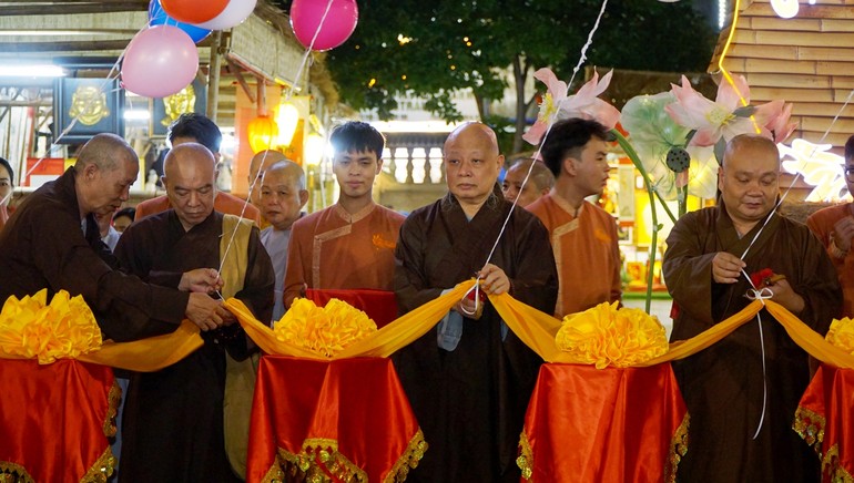 Cắt băng khai mạc "Phố ông đồ - Nghệ thuật Phật giáo" Xuân Giáp Thìn, tại Việt Nam Quốc Tự