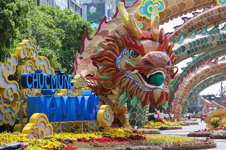 Linh vật rồng Tết năm Giáp Thìn chào đón năm mới tại Đường hoa Nguyễn Huệ - Ảnh: VnExpress