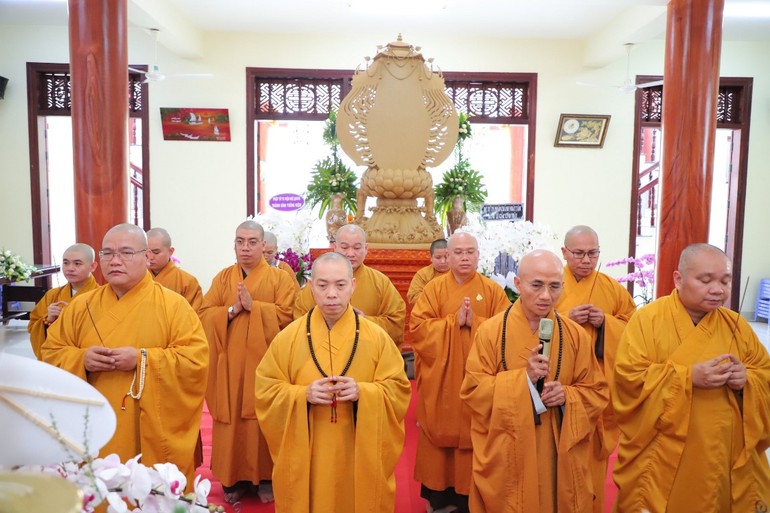 Chư tôn đức Ban Trị sự GHPGVN TP.HCM thắp hương tưởng niệm, cầu nguyện Giác linh Ni trưởng cao đăng Phật quốc