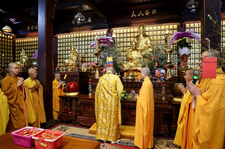 Khóa lễ cầu nguyện "minh niên" tại chánh điện chùa Sắc tứ Khải Đoan