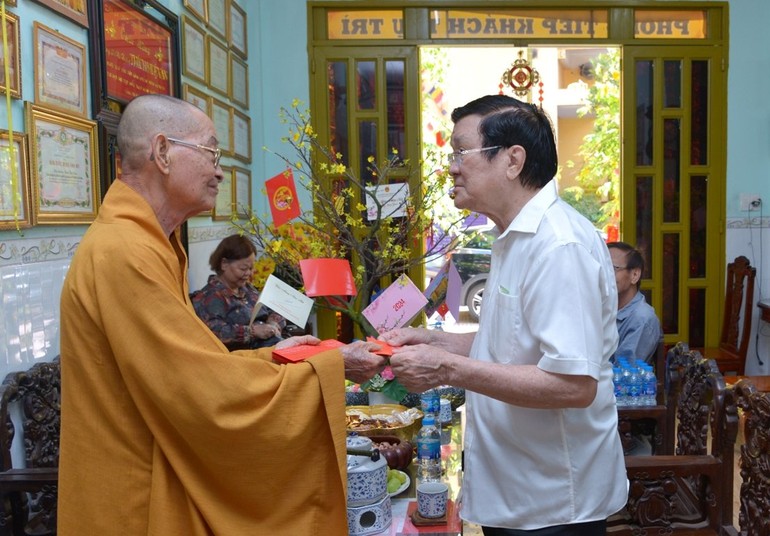 Trưởng lão Hòa thượng Thích Huệ Văn trao lộc chúc xuân đến nguyên Chủ tịch nước Trương Tấn Sang - Ảnh: Bảo Toàn/BGN
