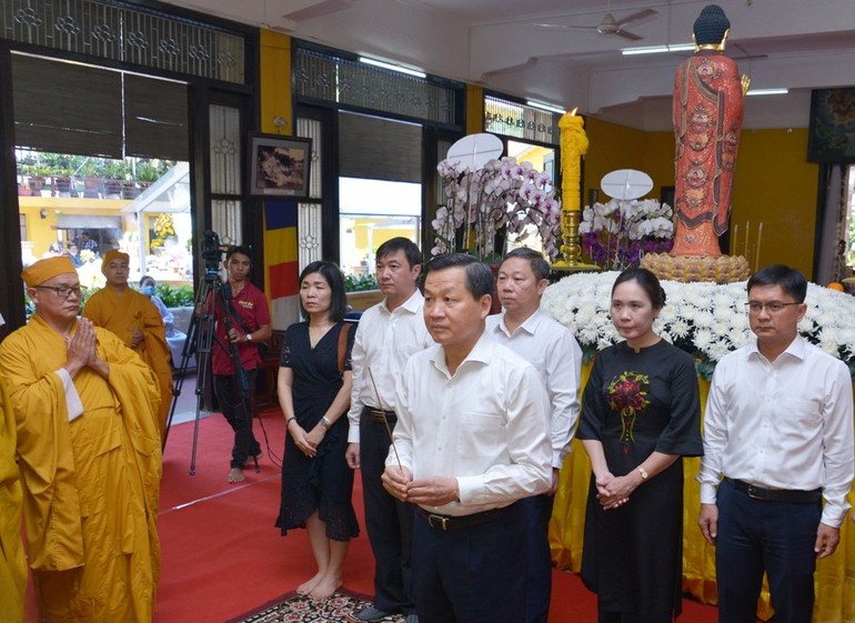 Phó Thủ tướng Chính phủ Lê Minh Khái và phái đoàn dâng hương tưởng niệm Giác linh Trưởng lão Hòa thượng Thích Hiển Tu