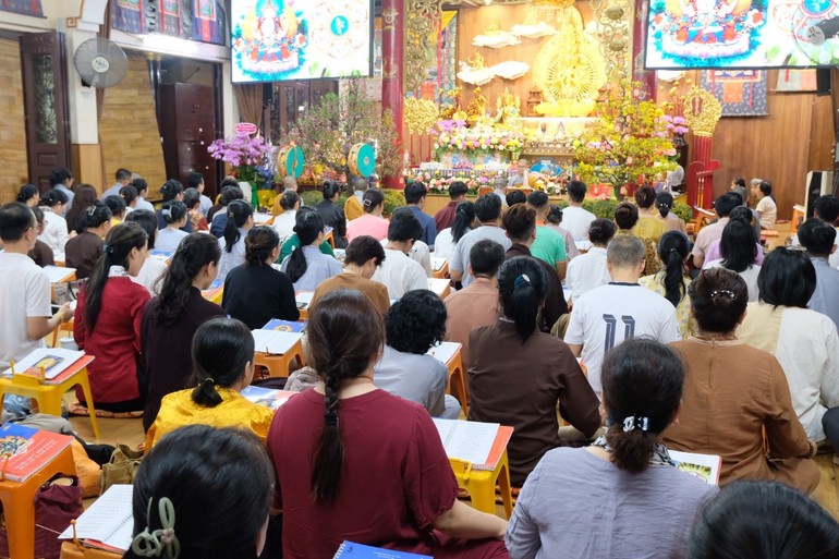 Hơn 500 Phật tử tham dự khóa tu Quan Âm tứ thủ và Đức Phật A-Di-Đà