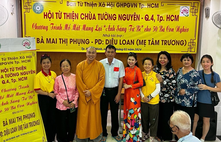 Đại đức Thích Minh Phú và gia đình tài trợ mổ mắt cho bệnh nhân nghèo