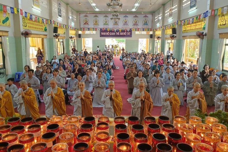 Đoàn chư Ni Quan Âm tu viện cúng dường tại chùa Vĩnh Tràng, tỉnh Tiền Giang 