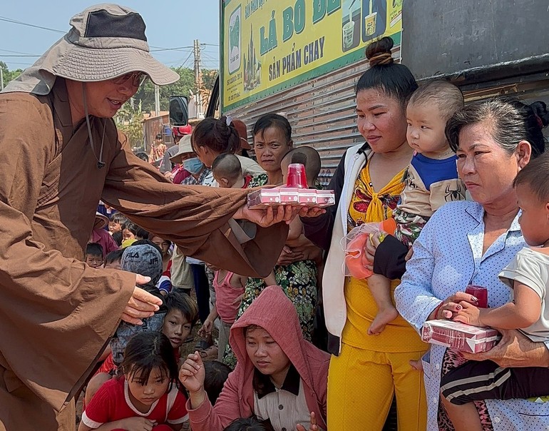  Đại đức Thích Minh Phú trao quà đến Việt kiều hồi hương khó khăn tại tỉnh Tây Ninh