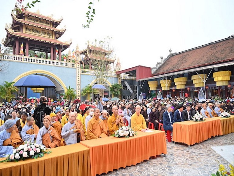 Chư tôn đức Tăng Ni, Phật tử tham dự khai mạc hội Xuân Giáp Thìn và tưởng niệm Thánh Tổ Non Đông