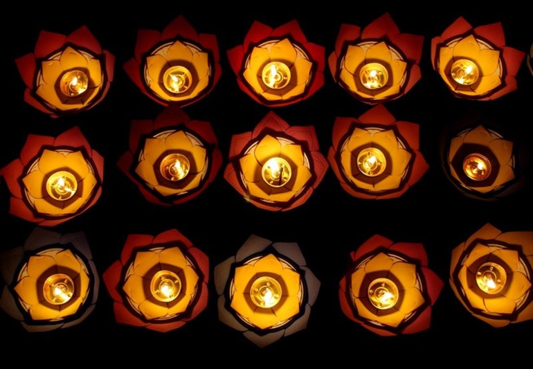 Những ngọn đèn dâng cúng cầu nguyện bình an trong năm mới