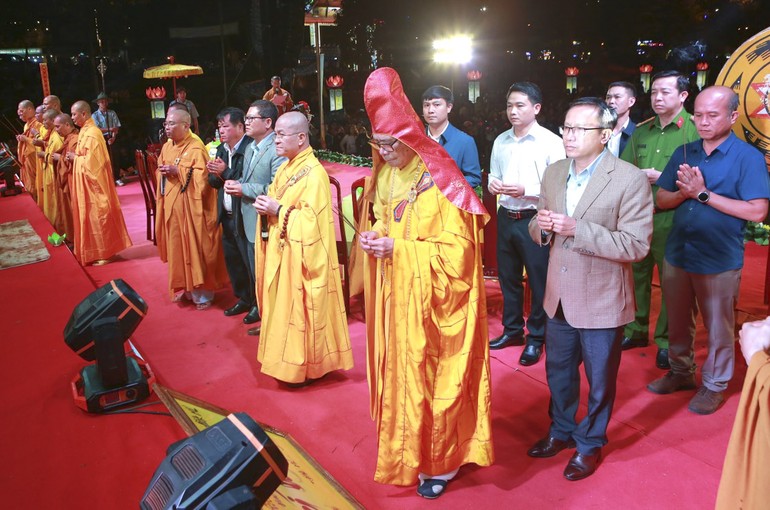 Chư tôn đức và đại diện chính quyền dâng hương tại lễ hội hoa đăng cầu nguyện quốc thái dân an