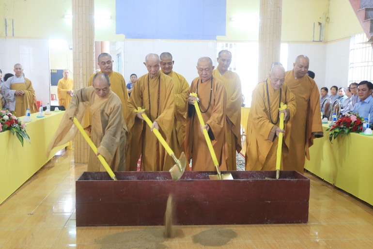 Thực hiện nghi thức khởi công xây dựng giảng đường chùa Phổ An - Văn phòng Ban Trị sự H.Cần Đước
